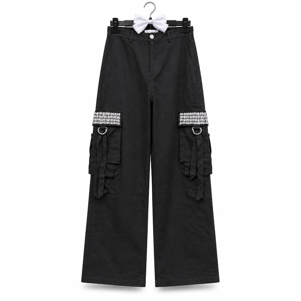 Pantalone cargo Trash and Luxury nero con strass – Gamba ampia  Descrizione: