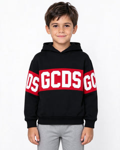 Felpa con cappuccio nera e rossa con logo GCDS, indossata, vista frontale