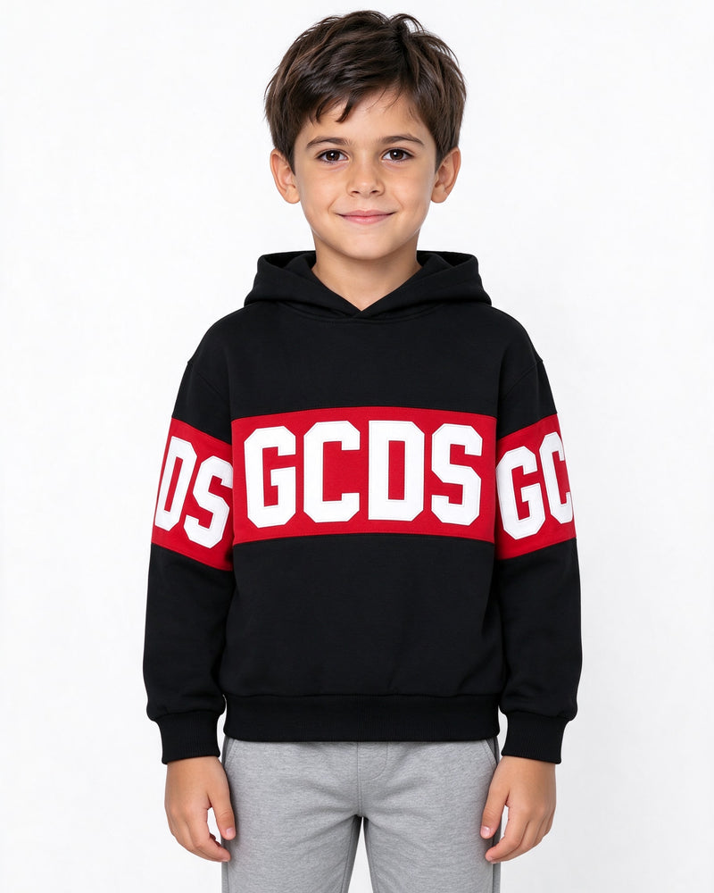 Felpa con cappuccio nera e rossa con logo GCDS, indossata, vista frontale