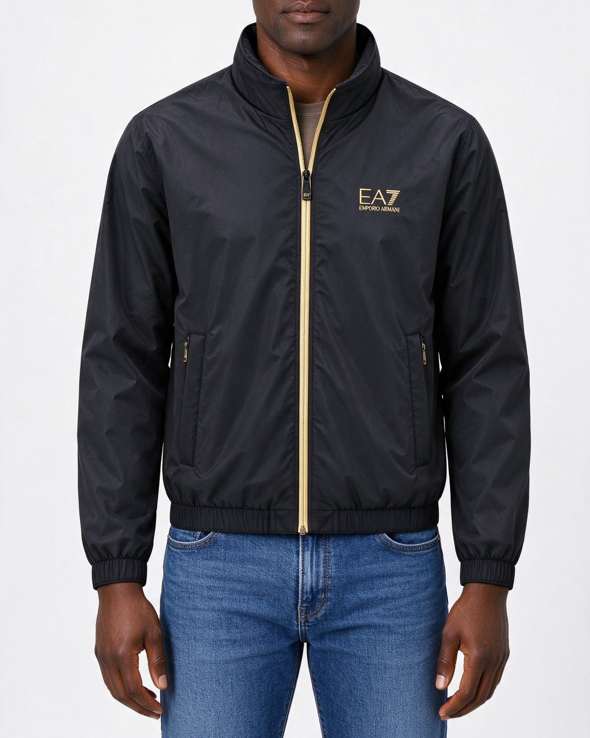 Giacca bomber beige chiaro e nero indossata, vista frontale su fondo neutro