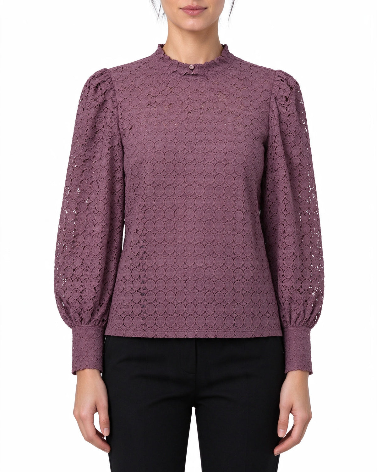 Blusa in pizzo viola con collo alto e maniche lunghe indossata, vista frontale su fondo neutro