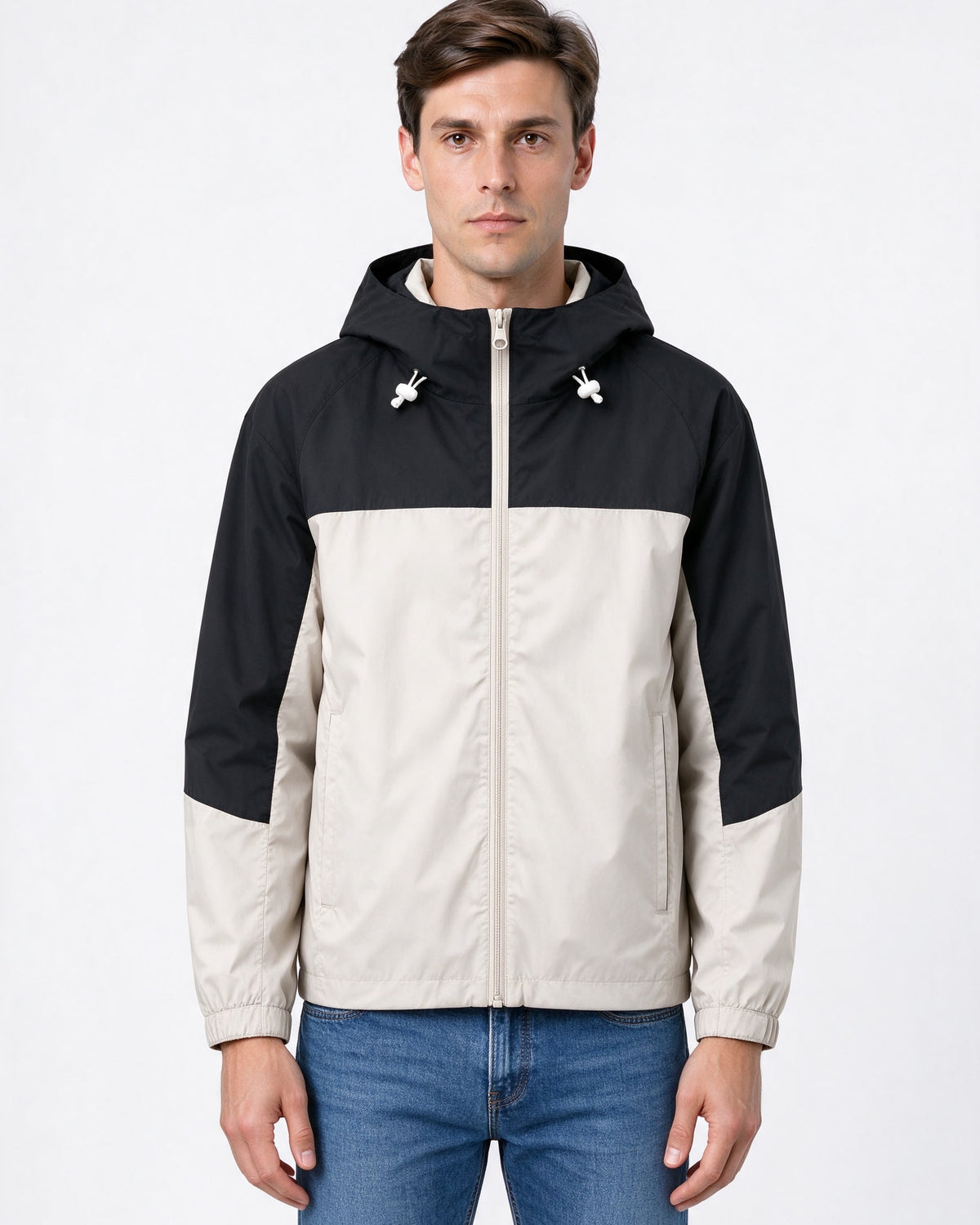 Giacca color-block nera e beige con cappuccio indossata, vista frontale